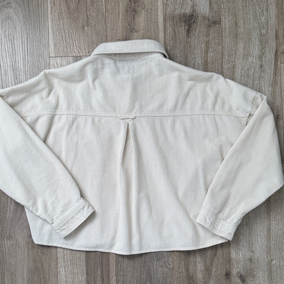 American Eagle Women’s Cream Corduroy Cropped Oversized Shirt Size M - Picture 11 of 11